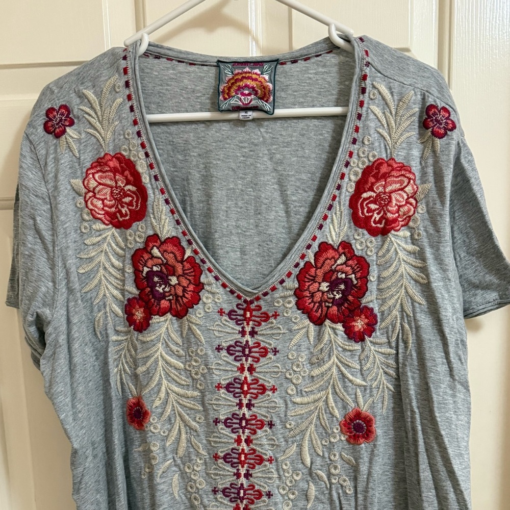 Johnny Was Los Angeles Tee Shirt V-Neck Embroidered Top XL